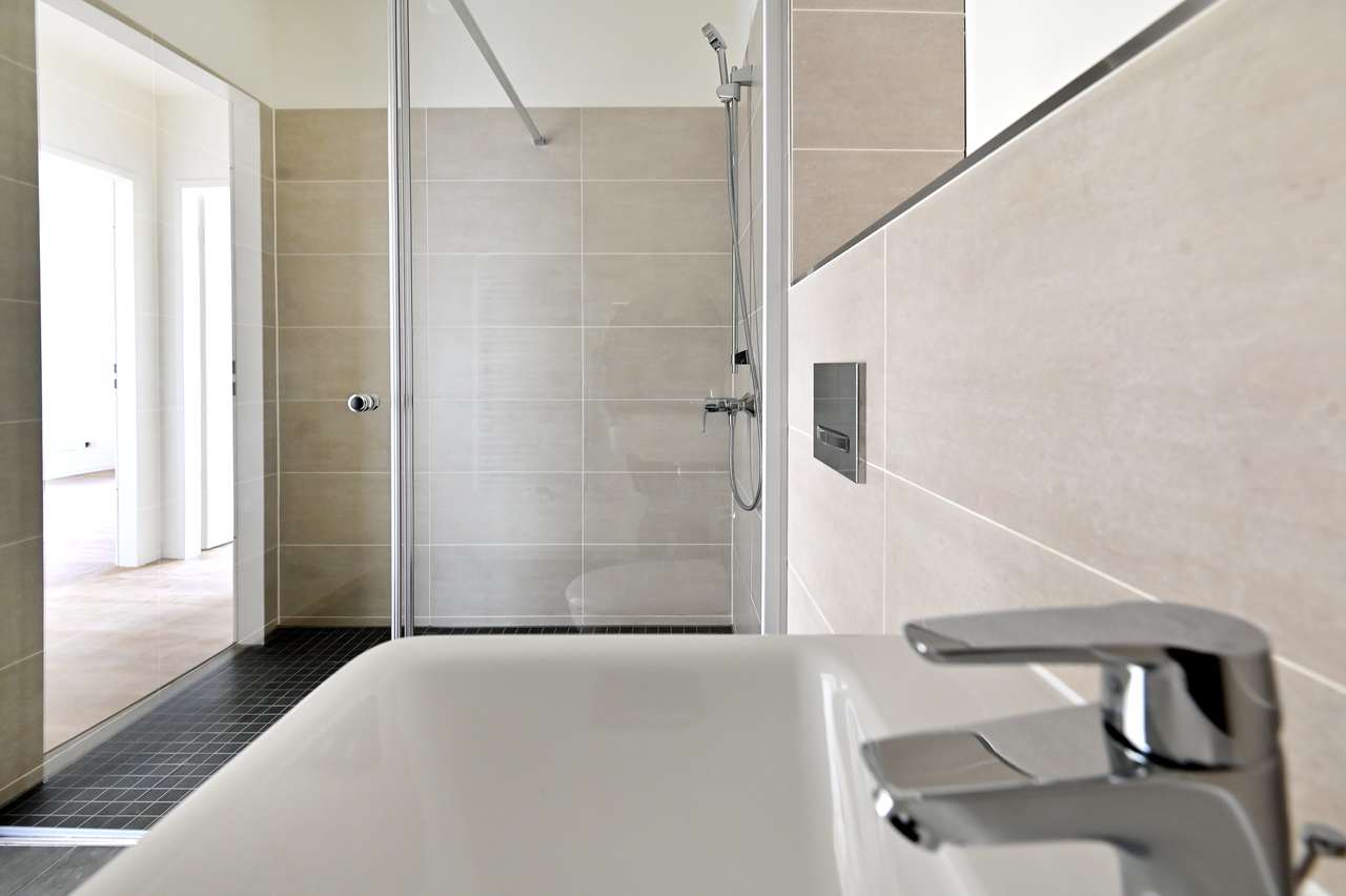 STADTUNDLAND/1001/WE_5110/GE_0011/MO_00200/JTS18-EG-Li-Nur_Dusche_mit_Spiegelung.jpg